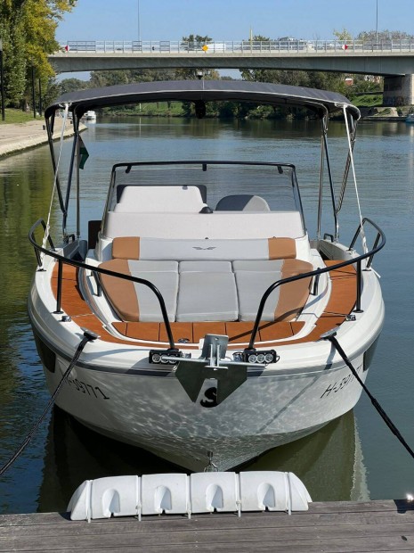 Eladó Beneteau Flyer 8 Sundeck használthajó