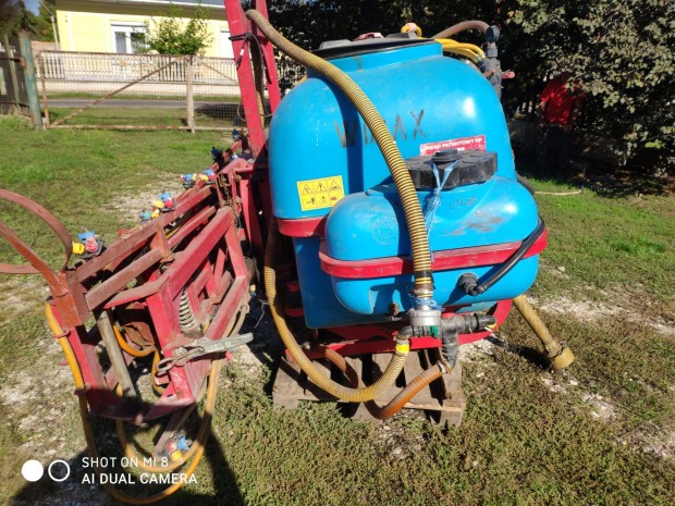 Elad� Biardzki f�ggesztett permetez�, 800 literes tart�llyal