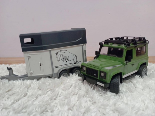Eladó Bruder Land Rover lószállítóval!