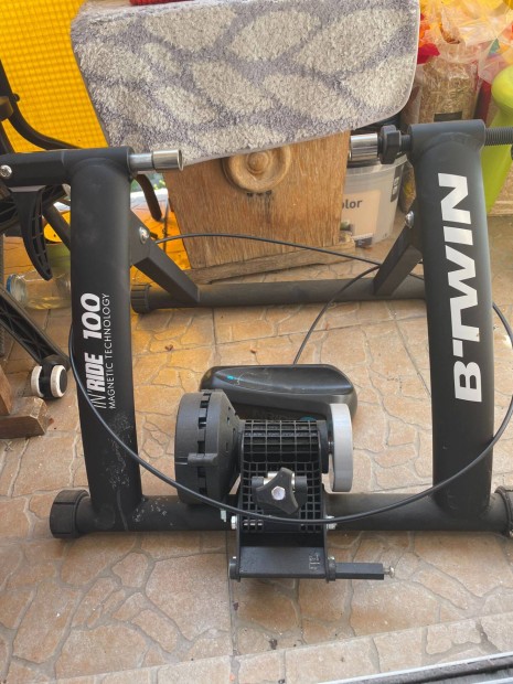 Eladó Btwin IN' Ride 100 kerékpár edzőgörgő