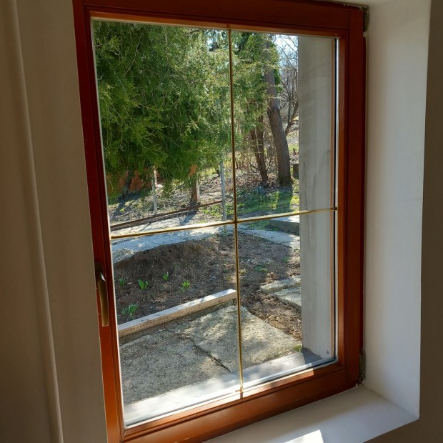 Elad� Buj�kon hangulatos csal�di h�z