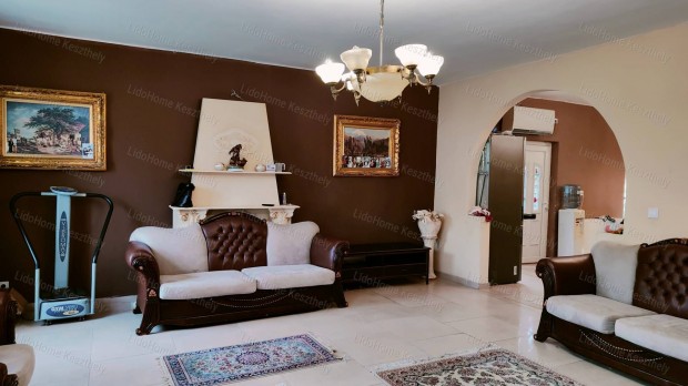 Elad� CSAL�DI H�Z Balatonszentgy�rgy�n.