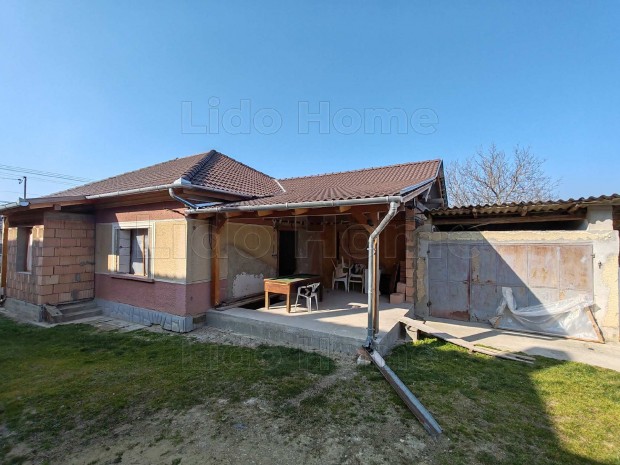 Elad� CSAL�DI H�Z Somogys�msonban.