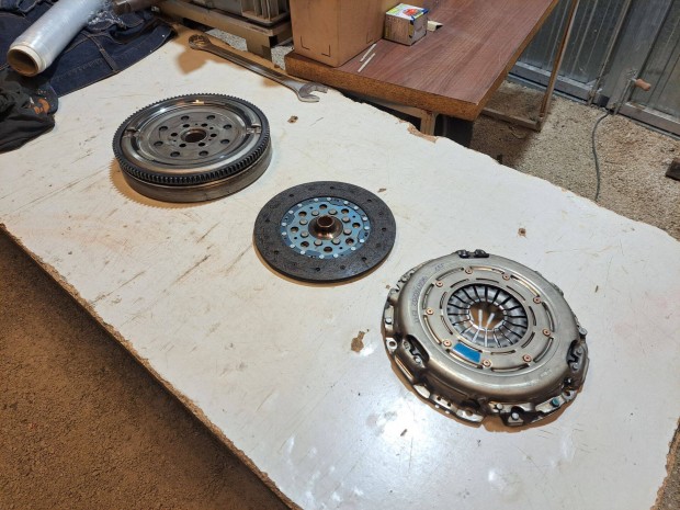 Elad Chevrolet Cruze ketts tmeg lendkerk s kuplung szett 2.0 CDI