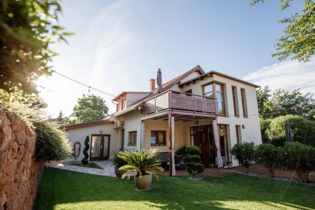 Elad� Csal�di H�z Balatonalm�diban