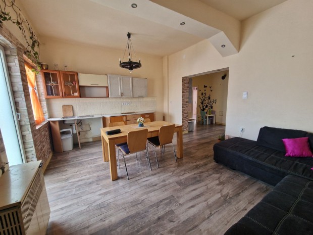 Elad� Csal�di H�z J�szals�szentgy�rgy�n, Kiv�l� Elhelyezked�ssel!