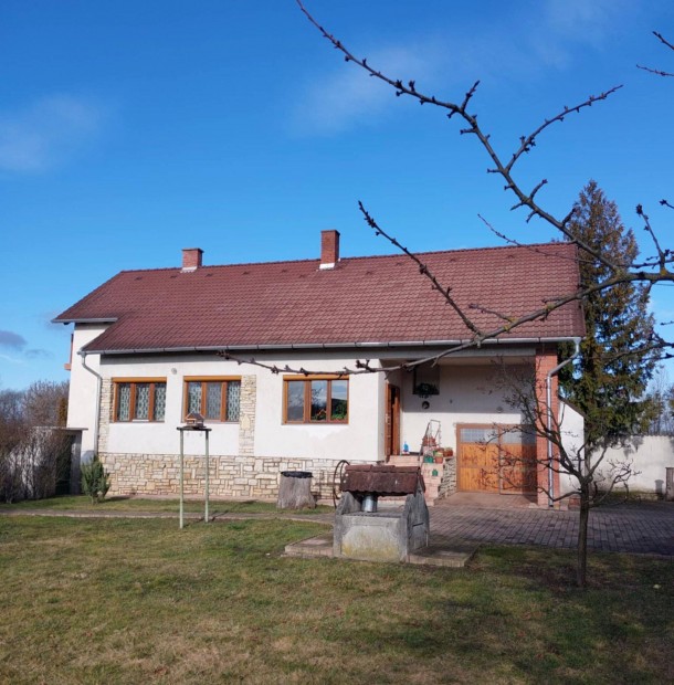 Elad� Csal�di H�z Veszpr�m-K�d�rta