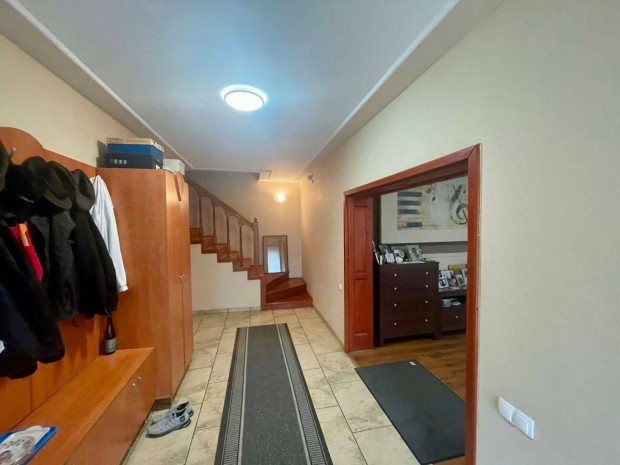 Elad� Csal�di H�z, Sellye