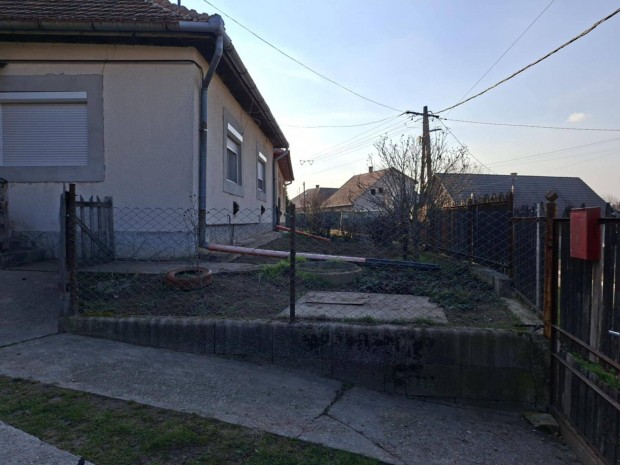 Elad� Csal�di h�z B�ny�n