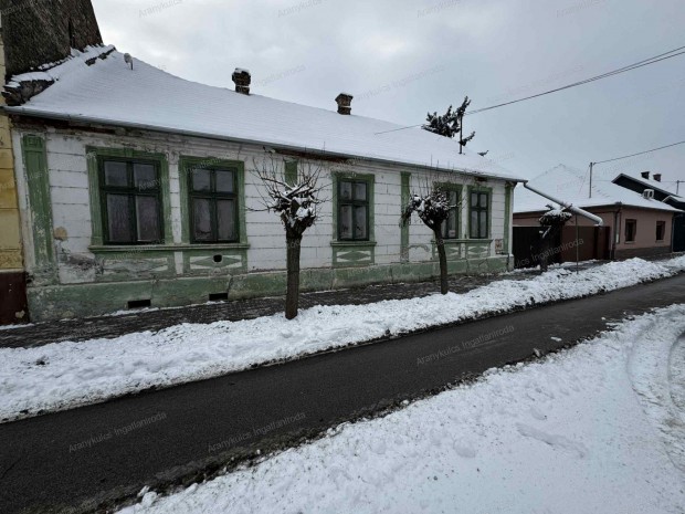 Elad� Csal�di h�z Eleken!