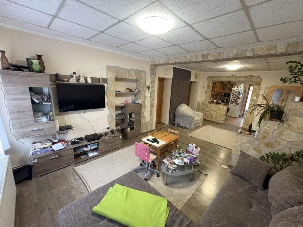 Elad� Csal�di h�z Gyul�n!