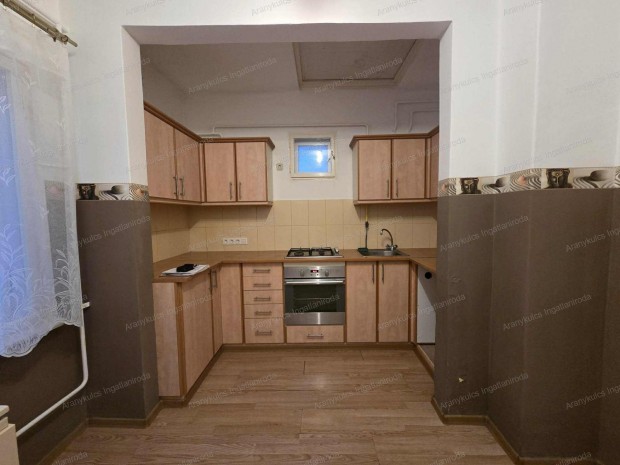 Elad� Csal�di h�z Gyul�n!