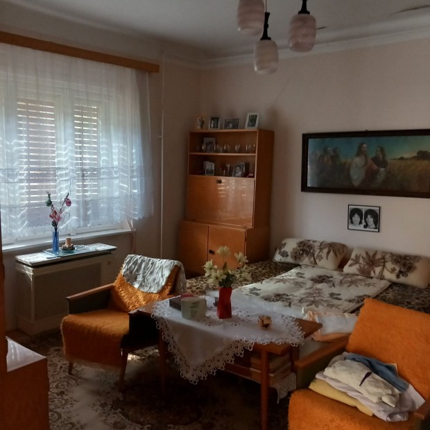 Elad� Csal�di h�z M�tranov�kon