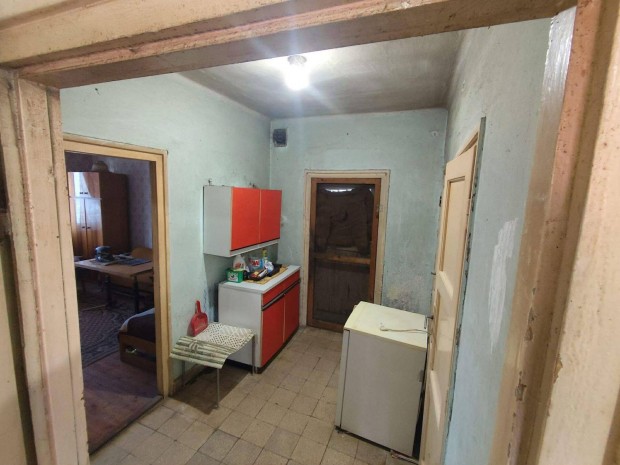 Elad� Csal�di h�z Mez�falv�n