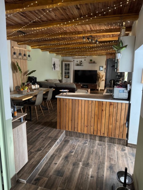 Elad� Csal�di h�z Mogyor�d K�zpontj�ban csendes utc�ban