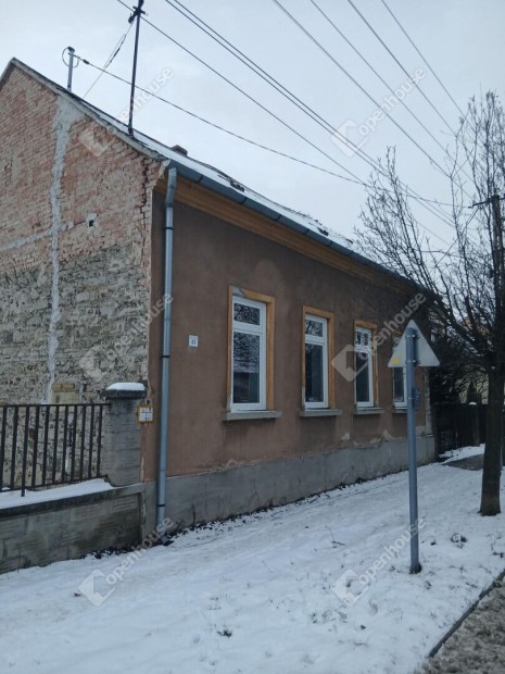 Elad� Csal�di h�z S�rv�ron!