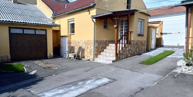 Eladó Családi ház és műhelyek nagy udvarral