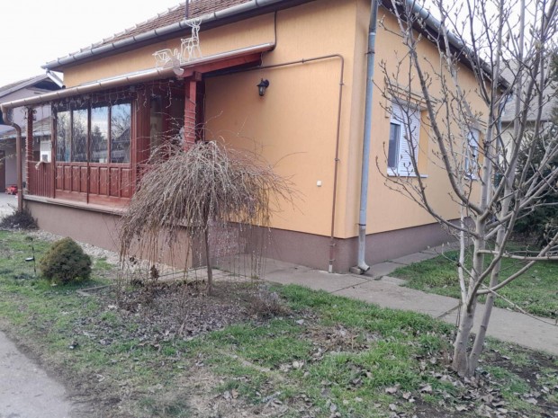 Elad� Csal�di h�z fel�j�tva