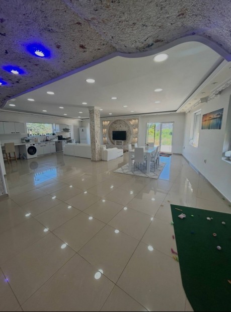 Elad� Csal�di h�z vagy Csere