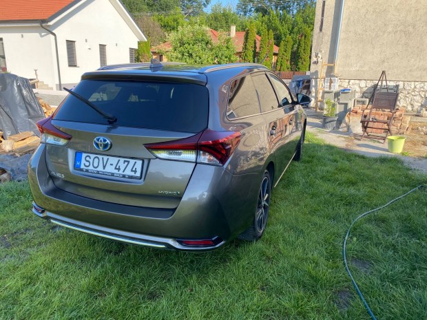 Elad� Csal�di kombi