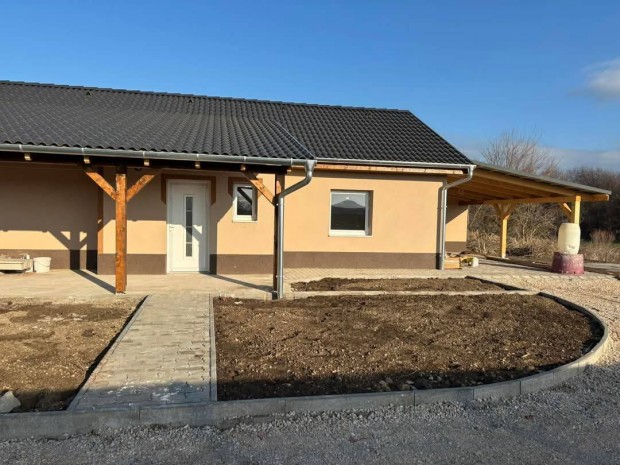 Eladó Daruszentmiklóson egy 65 nm-es, 2 szobás, felújított családi ház