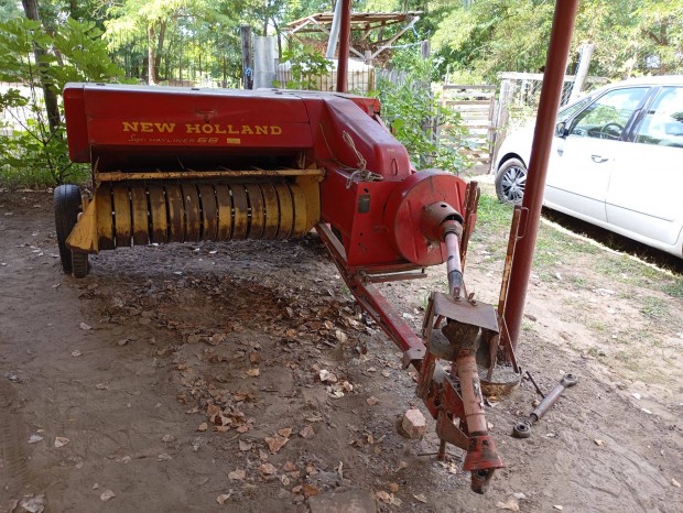 Eladó Debrecenben egy New Holland kis kocka bálázó
