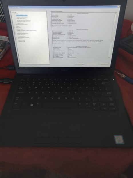 Elad Dell i3 7 genercis laptop.