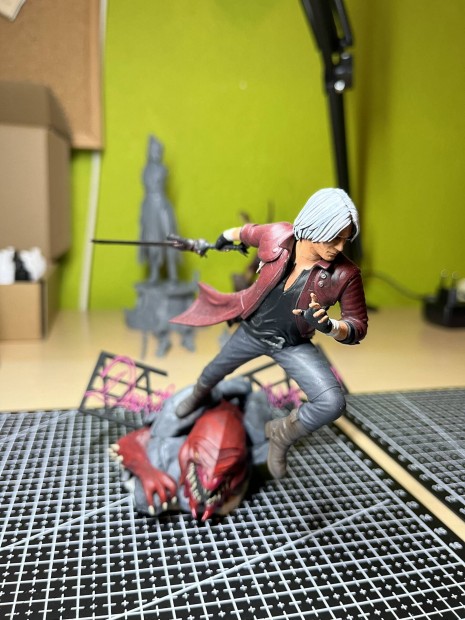 Elad Devil May Cry: Dante kzzel festett szobor