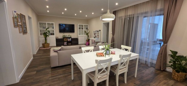 Elad� Duna�jv�rosban egy 145 nm-es, 4 szob�s, Fel�j�tott csal�di h�z