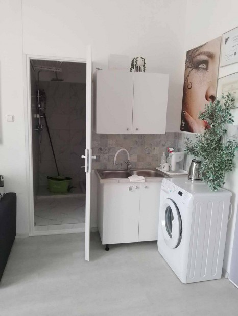 Elad� Duna�jv�rosban egy 23 nm-es, 1 szob�s t�gla �p�t�s� lak�s