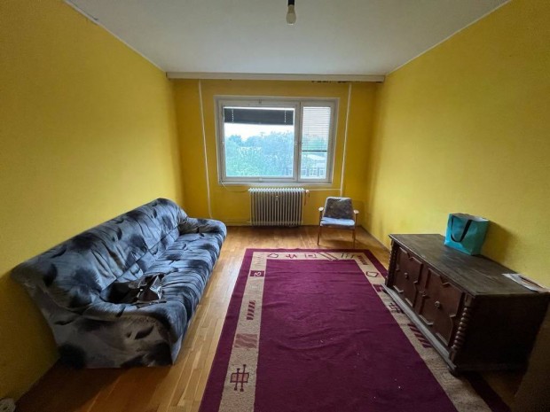 Eladó Dunaújvárosban egy 52 nm-es, 2 szobás, erkélyes panel lakás