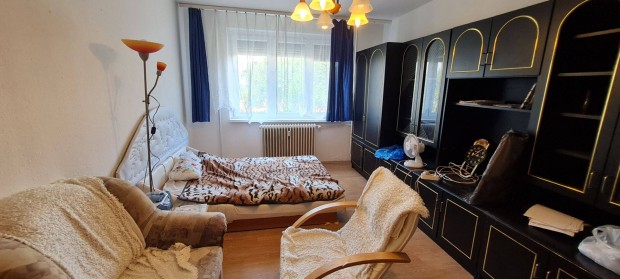 Elad Dunajvrosban egy 53nm-es, 2 szobs, 1.emeleti panellaks