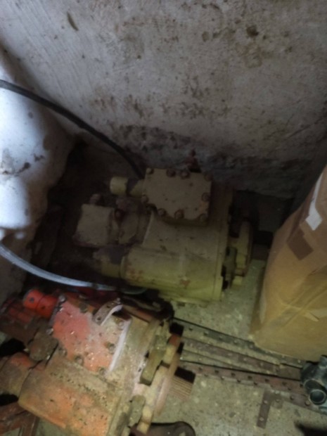 Elad� E516 komb�jn hidraulika szivatty� fel�j�tott