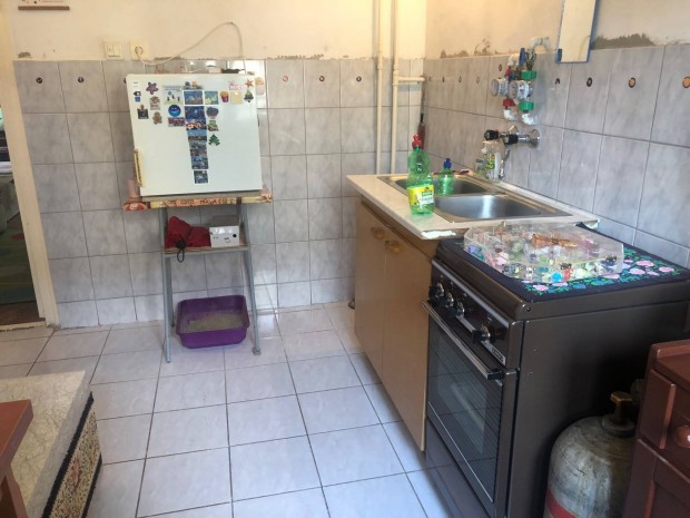 Elad� Els� emeleti fel�j�tand� Erk�lyes lak�s Ajk�n