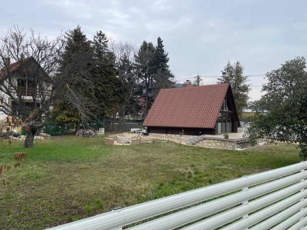 Elad� �p�t�si Telek Csopakon