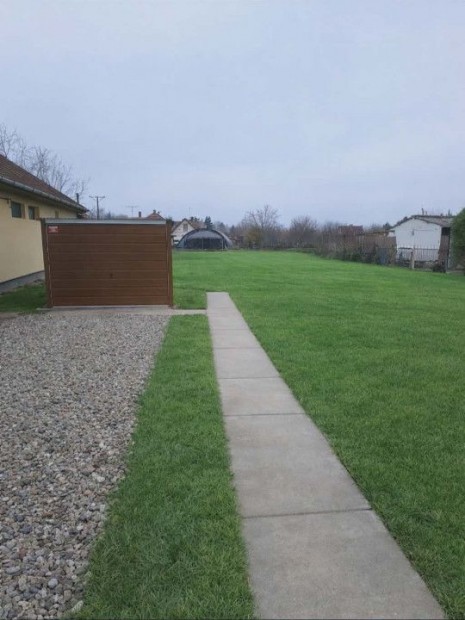 Elad� �p�t�si telek Gyula