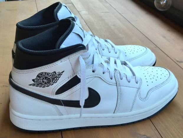 Elad Eredeti Nike Air Jordan 1 MID - 27,5 cm, 43 -as mretben