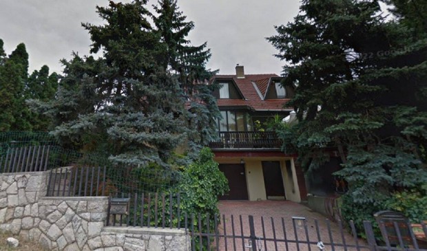 Elad� Esztergomban 360 nm csal�di h�z, hegyoldalban, r�szleges panor�m