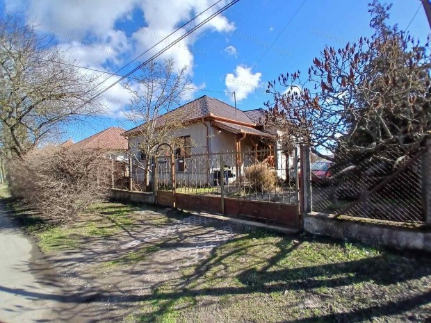 Elad� FARMOS ( Pest megye ) 90 m2 Csal�di H�z