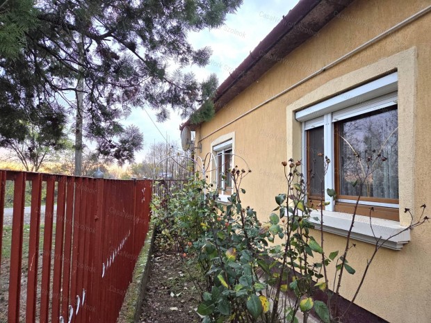 Elad� Fegyvernek 2+1 f�lszob�s v�zpart k�zeli csal�di h�z