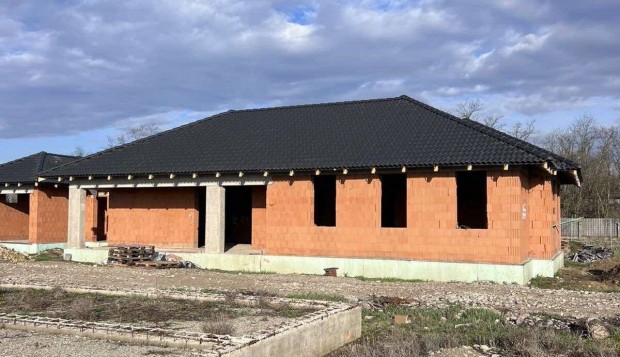 Eladó Felsőzsolcán 40%-os készültségi állapotban lévő családi ház!