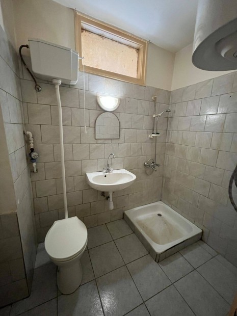 Elad� Fel�j�tand� lak�s