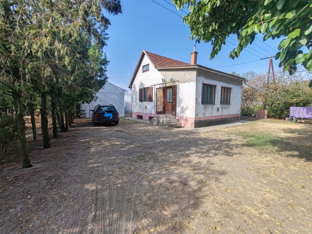 Elad� F�liatelep 60 m2 Lak��p�lettel g�z, villany, vezet�kes v�z van!