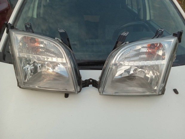 Eladó Ford Fusion első fényszórók.