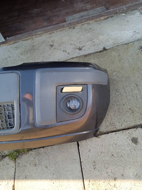 Elad� Ford Fusion els� l�kh�r�t� k�dl�mp�val egy�tt.