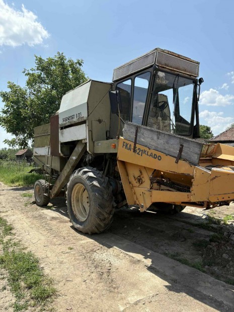 Eladó Fortshritt E514 kombájn kukorica és gabona asztallal