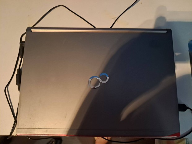 Elado Fujitsu lifebook laptop gyari töltövel magyar menüvel