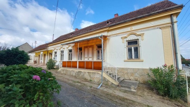 Elad� Galambokon egy fel�j�tand� 120 m2-es h�z tetszet�s k�ls�vel,