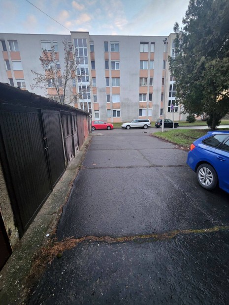 Elad� Gar�zs Szerel�akn�val