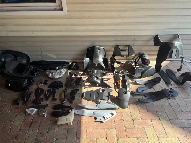 Elad� Gilera Runner 200Vxr Bontott Alkatr�szek